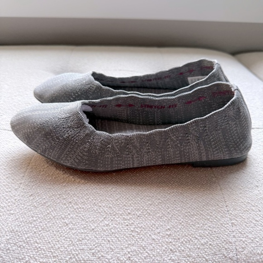 Skechers Cleo style gray scalloped flats size 6
